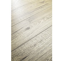 Nahaufnahme von Laminatboden mit Holzoptik.