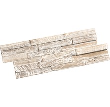 Holzverblendung aus mehreren Holzstücken