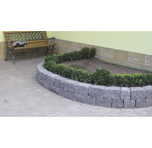 Beetbegrenzung aus Naturstein mit Bepflanzung im Garten.