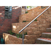 Treppe mit Hangbefestigung aus Mauersteinen und Edelstahlgeländer
