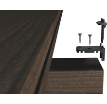 Detailansicht einer Holzplatte mit Montagezubehör wie Schrauben und Winkel