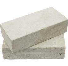 Zwei Pflasterklinker aus Travertin gestapelt