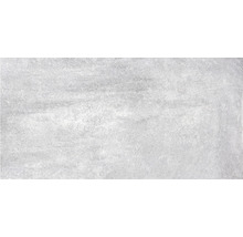 Helle Fliese mit matter Oberfläche