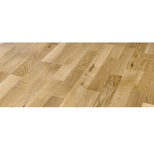 Verlegter Holzboden aus Eiche im Fischgrätmuster