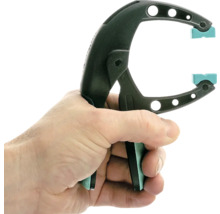 Eine Hand hält eine Einhandzwinge.