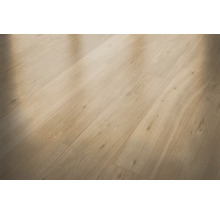 Verlegter Laminatboden in Holzoptik.