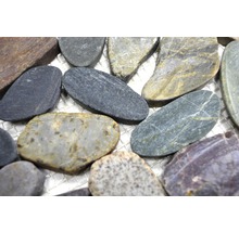 Dekorative Natursteine auf einem Netz