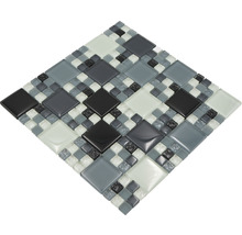 Mosaikfliese mit quadratischen Glassteinen in Grau, Schwarz und Weiß