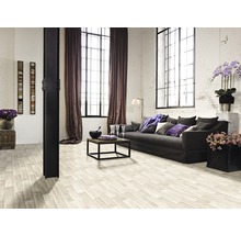 Wohnzimmer mit Holzboden, Sofa, Tisch und Dekoration