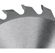 Detailansicht eines Kreissägeblatts mit scharfen Zähnen für Holzarbeiten