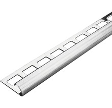 Silberfarbenes Fliesenprofil aus Metall mit quadratischen Aussparungen.