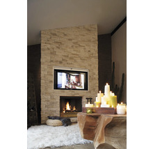 Wohnzimmer mit Kamin, Fernseher und dekorativen Kerzen auf einem Holztisch