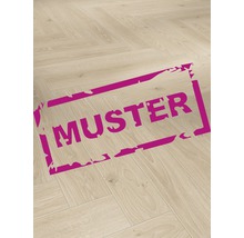 Verlegtes Laminat im Fischgrätmuster mit dem Schriftzug Muster