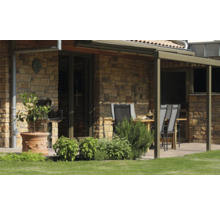 Terrasse mit Gartenmöbeln, Grill und Steinmauer