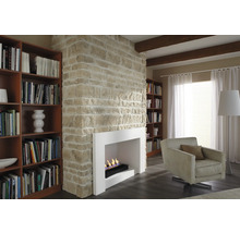 Wohnzimmer mit Kamin, Bücherregalen und Sessel