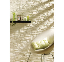 Wandgestaltung mit Verblendsteinen, Regal und Stuhl