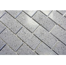 Graue Mosaikfliesen im rechteckigen Format