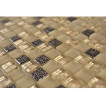 Nahaufnahme von Mosaikfliesen mit quadratischen Glas- und Dekorelementen