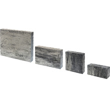 Vier graue Pflastersteine unterschiedlicher Größe