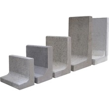 Verschiedene Beton Bordsteine nebeneinander