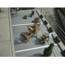 Terrasse mit Holzdielen, Gartenmöbeln und Pflanzen