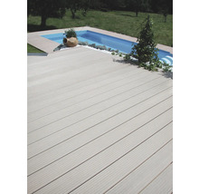 Terrassendielen aus Holz neben einem Pool im Garten.