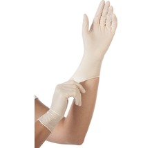 Eine Person zieht Latexhandschuhe an.