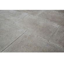 Rechteckige Steinzeugfliesen verlegt