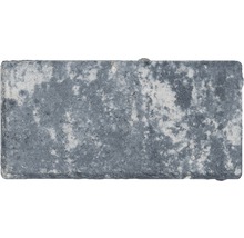 Rechteckiger Pflasterstein mit rauer Oberfläche