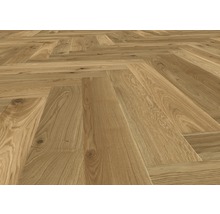 Verlegung von hellem Parkettboden im Fischgrätmuster