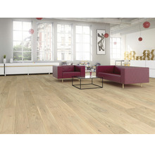 Wohnzimmer mit hellem Holzboden, rotem Sofa und großen Fenstern