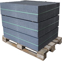 Stapel grauer Pflastersteine auf einer Palette