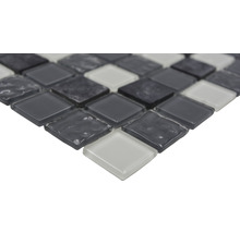 Nahaufnahme einer Glasmosaikfliese mit quadratischen Elementen