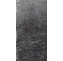 Nahaufnahme einer dunklen Wandfliese mit Steinoptik.