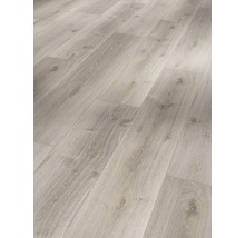 Verlegtes Laminat mit Holzoptik.