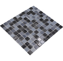 Mosaikfliese mit quadratischen Glassteinen