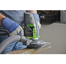 Person bedient eine Eibenstock Bürstenmaschine zum Bearbeiten von Metall.