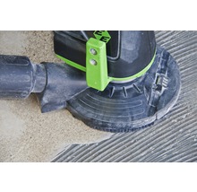 Fliesenreinigungsmaschine im Einsatz auf Fliesenboden