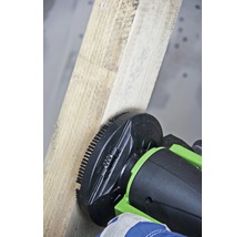 Eine Bürstenmaschine bearbeitet ein Holzbrett.