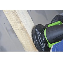 Eine Bürstenschleifmaschine bearbeitet ein Holzbrett.