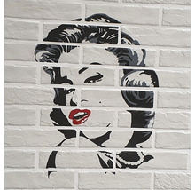 Wandgestaltung mit Marilyn Monroe Motiv auf weißen Ziegelsteinen