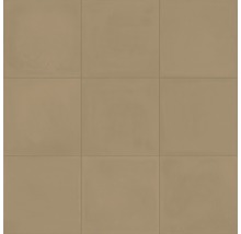 Quadratische Bodenfliesen im Fliesenverband verlegt