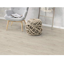 Szene mit Stuhl, Strickball und hellem Holzboden.