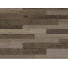 Muster von Paneelen in Holzoptik für Wand- und Deckenverkleidung.