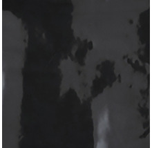 Nahaufnahme einer dunklen Wand mit unregelmäßiger Textur