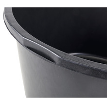 Detailaufnahme eines schwarzen Eimers mit Griff