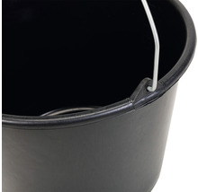 Detailansicht eines schwarzen Eimers mit Metallgriff