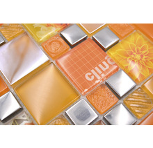 Nahaufnahme von orangefarbenen und silberfarbenen Mosaikfliesen