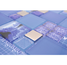 Nahaufnahme von blauen Glasmosaikfliesen mit verschiedenen Mustern