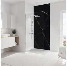 Badezimmer mit Duschabtrennung, Armatur und schwarzer Duschwand